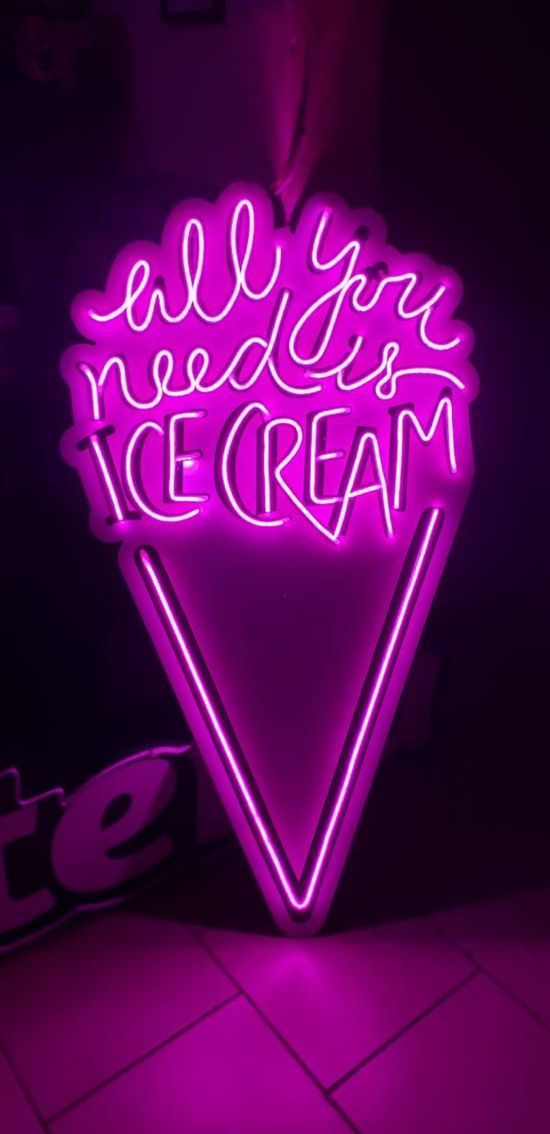 Anuncio corporativo con iluminación LED instalado por VYN Servicios