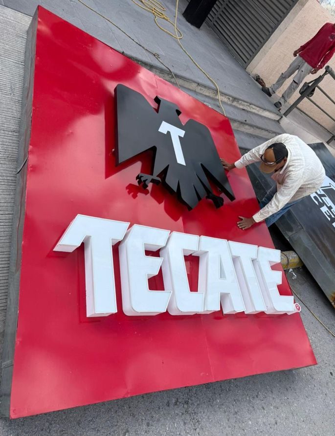 Letrero luminoso Malú — fabricación de anuncio corporativo