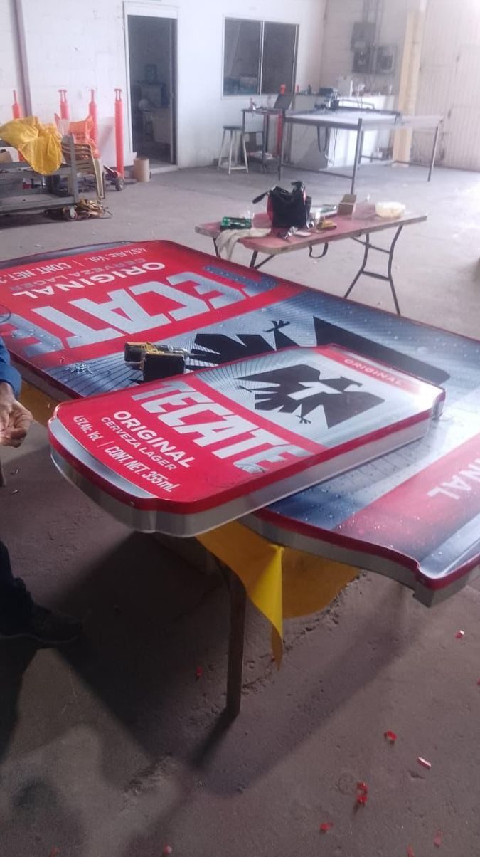 Proceso de fabricación de anuncio luminoso en taller VYN Servicios