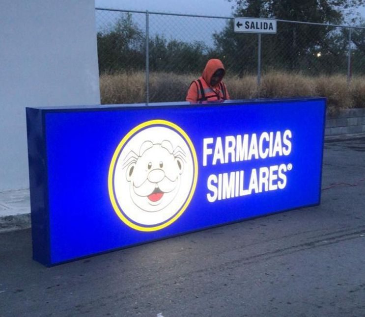 Tótem publicitario estandarizado por sucursal — programa multisucursal