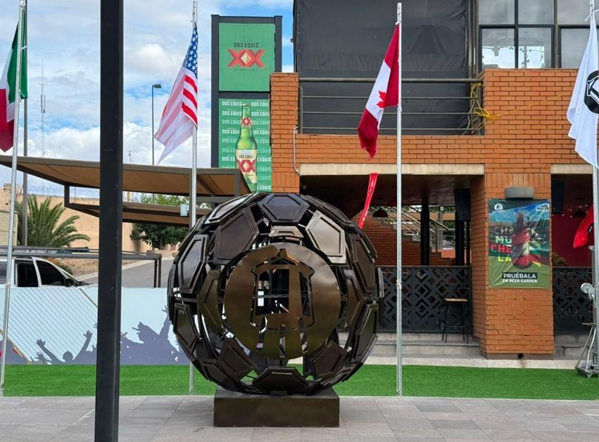 Balón escultórico metálico de gran formato para Heineken México