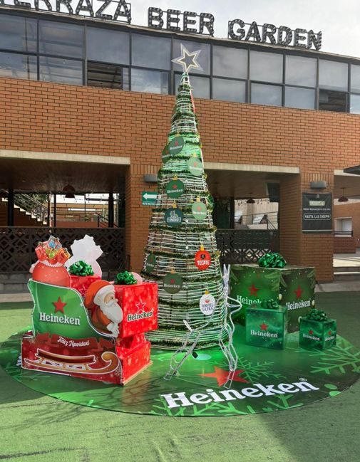 Montaje navideño con iluminación y elementos volumétricos