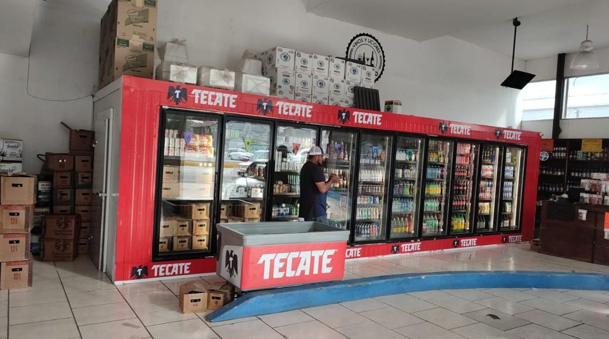 Aplicación de vinil en cristal de acceso comercial