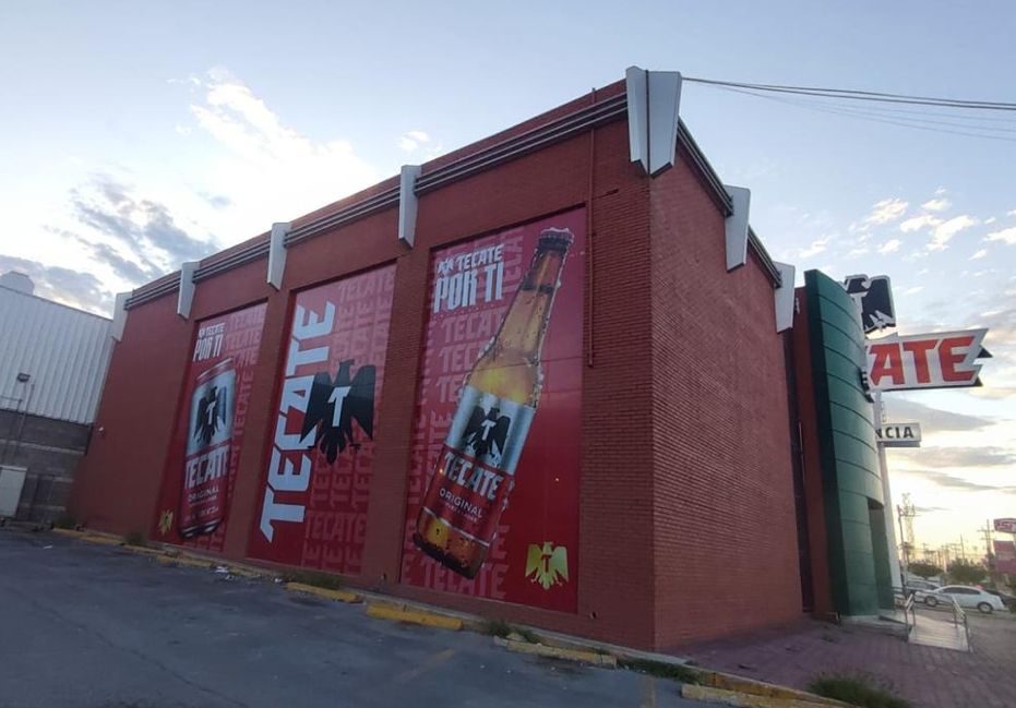 Gráficos exteriores en fachada comercial rotulada