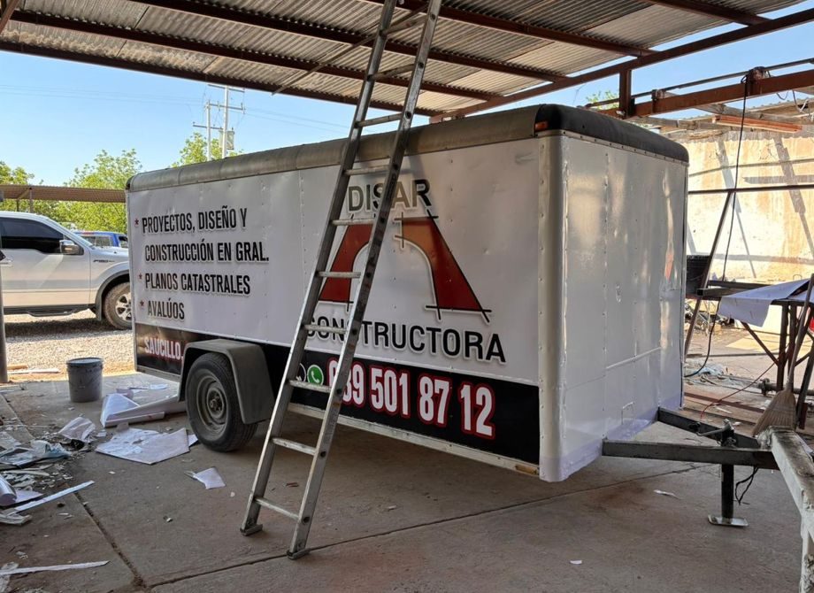 Detalle del proceso de instalación de vinil en vehículo institucional