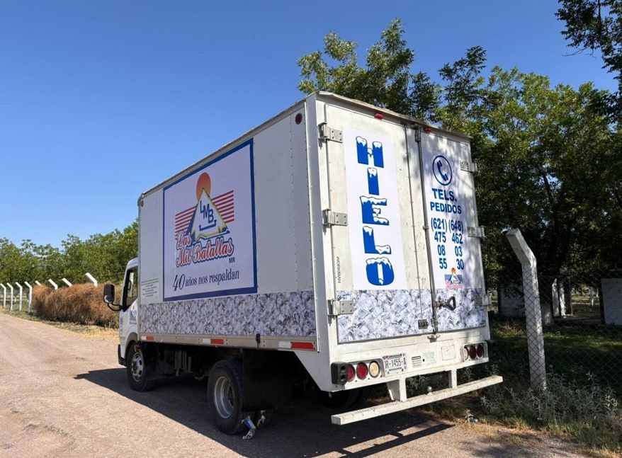 Camioneta comercial rotulada con imagen corporativa