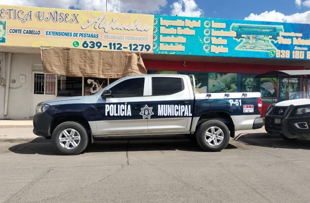 Remolque rotulado con imagen de marca — flotilla comercial
