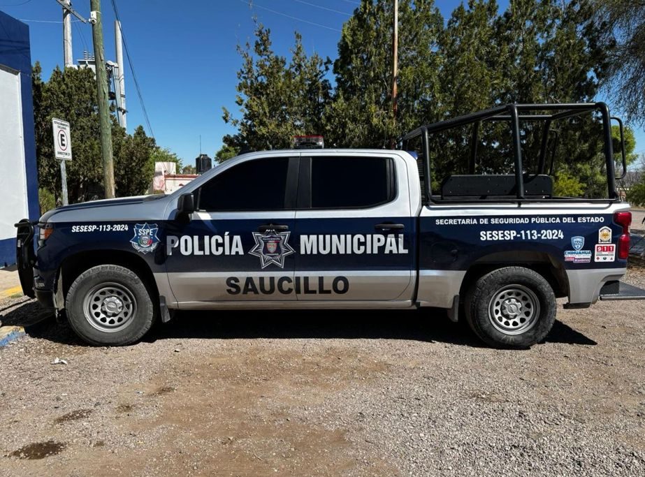 Patrulla rotulada con gráficos institucionales