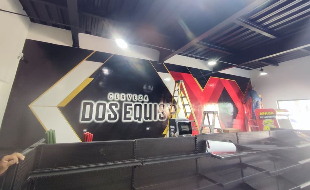 Rotulación interior de espacio comercial Dos Equis realizada por Grupo VYN Servicios