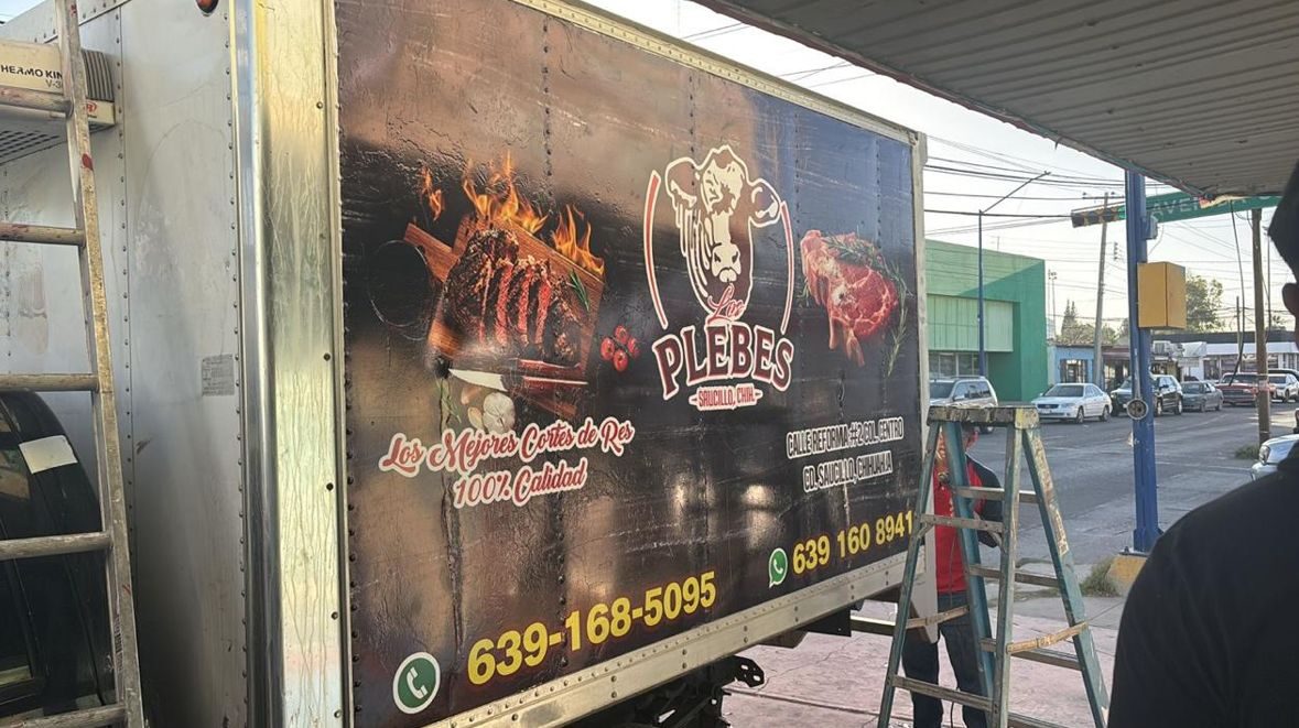Camión Los Plebes rotulado integralmente por Grupo VYN Servicios